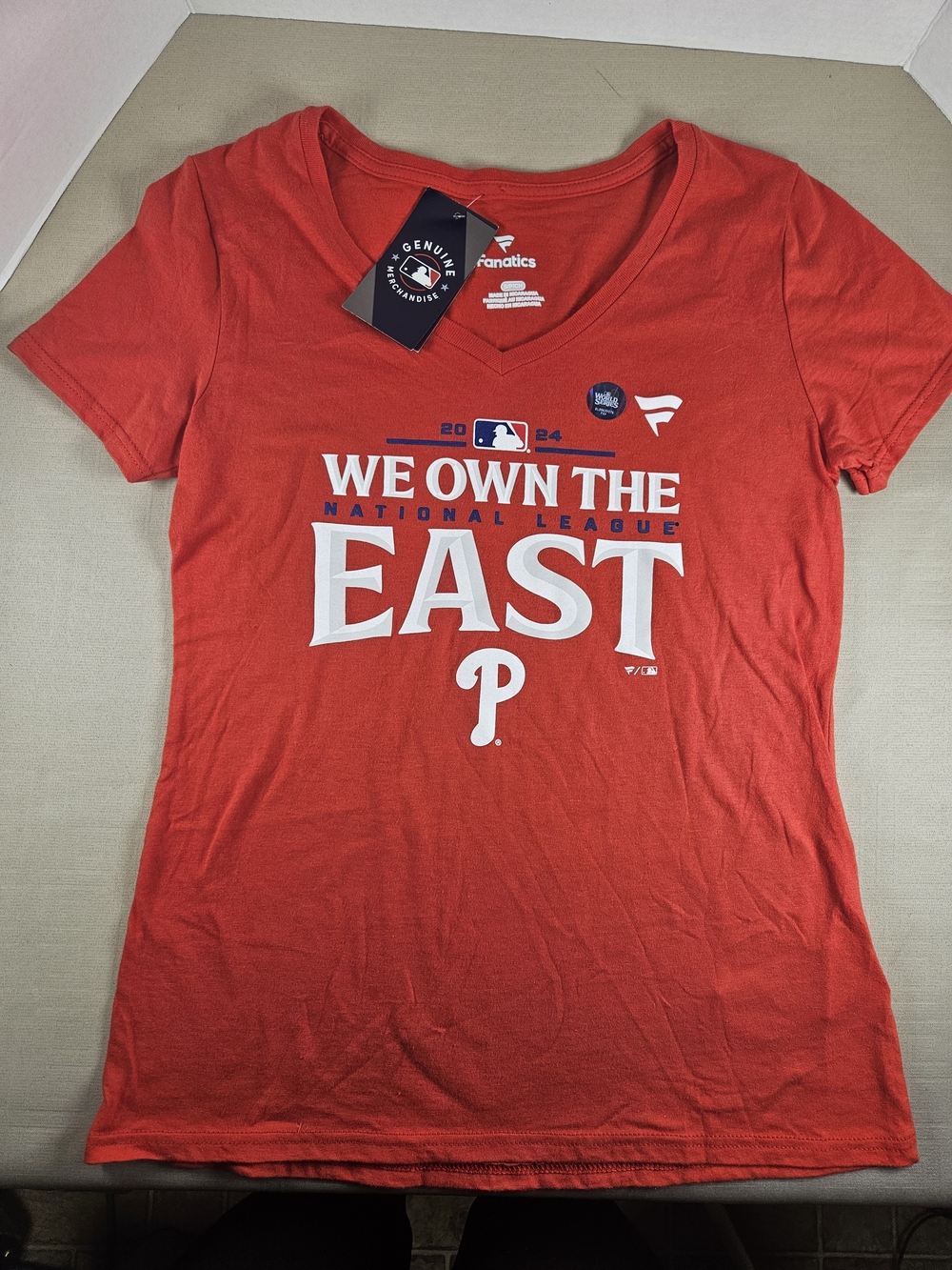 Fanatics Women’s Philadelphia Phillies 'We Own The East' Red V-Neck Tee Small Sz